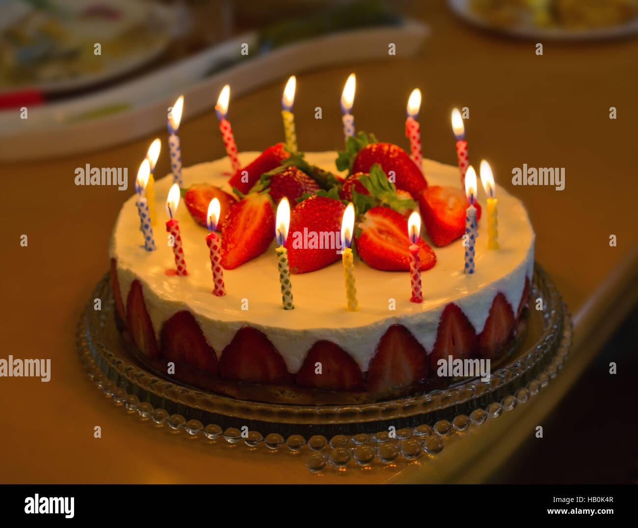 Dolce Della Fragola Di Compleanno Con Le Candele Accese Immagine Stock