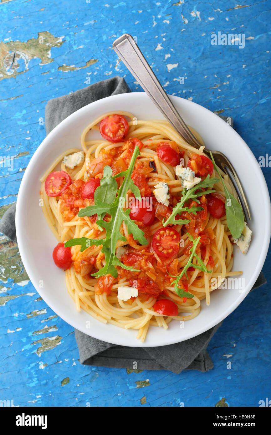 Pasta Vegetariana in bianco ciotola, cibo vista superiore Foto Stock