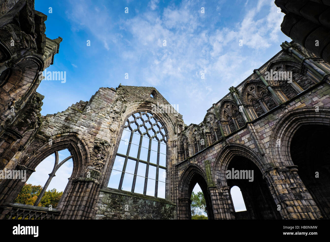 Rovine della Holyrood Abbey, accanto al palazzo, Edimburgo, Scozia Foto Stock