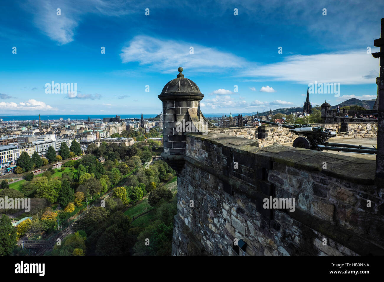 Vista dal castello di Edimburgo per i giardini di Princes Street e la città di Edimburgo, Scozia Foto Stock