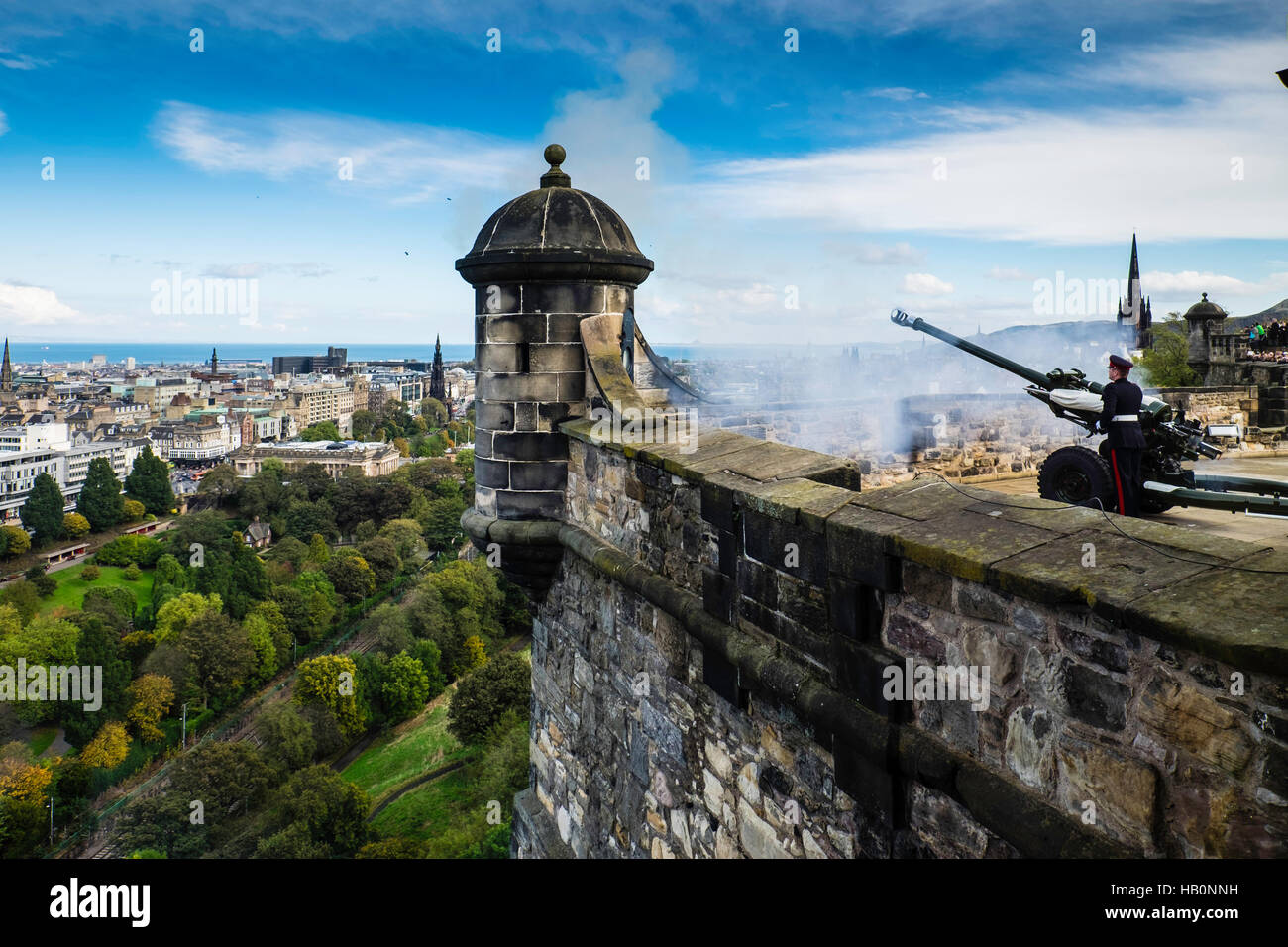 La cottura di ore una pistola al Castello di Edimburgo, Scozia Foto Stock