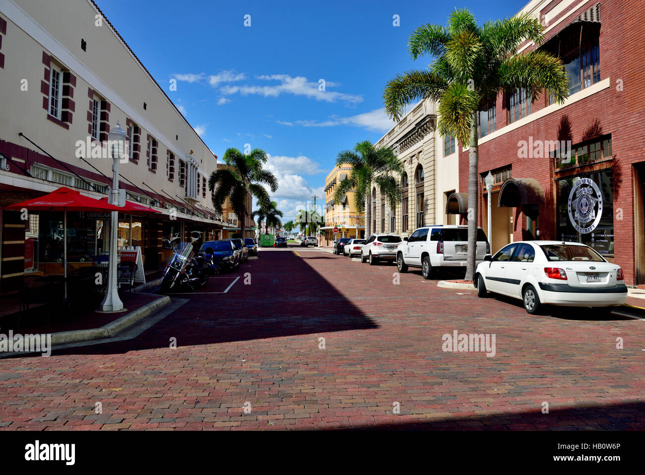 Pavimentato in mattoni street nel centro di Fort Myers, Florida con negozi e uffici Foto Stock