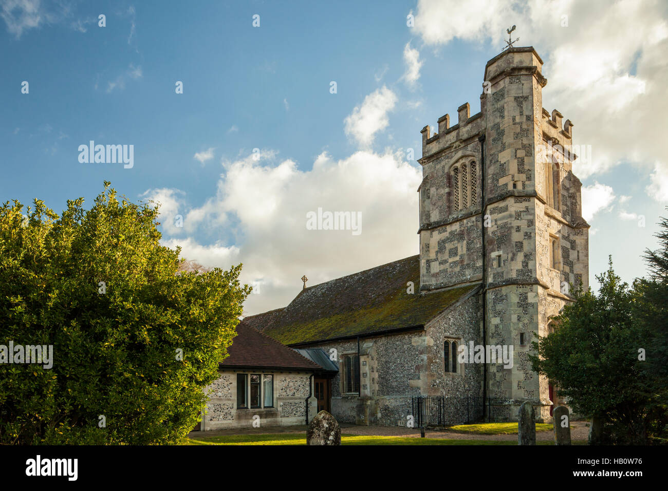Pomeriggio autunnale della Basilica di San Pietro e la chiesa di St Paul in Soberton, Hampshire, Inghilterra. Foto Stock