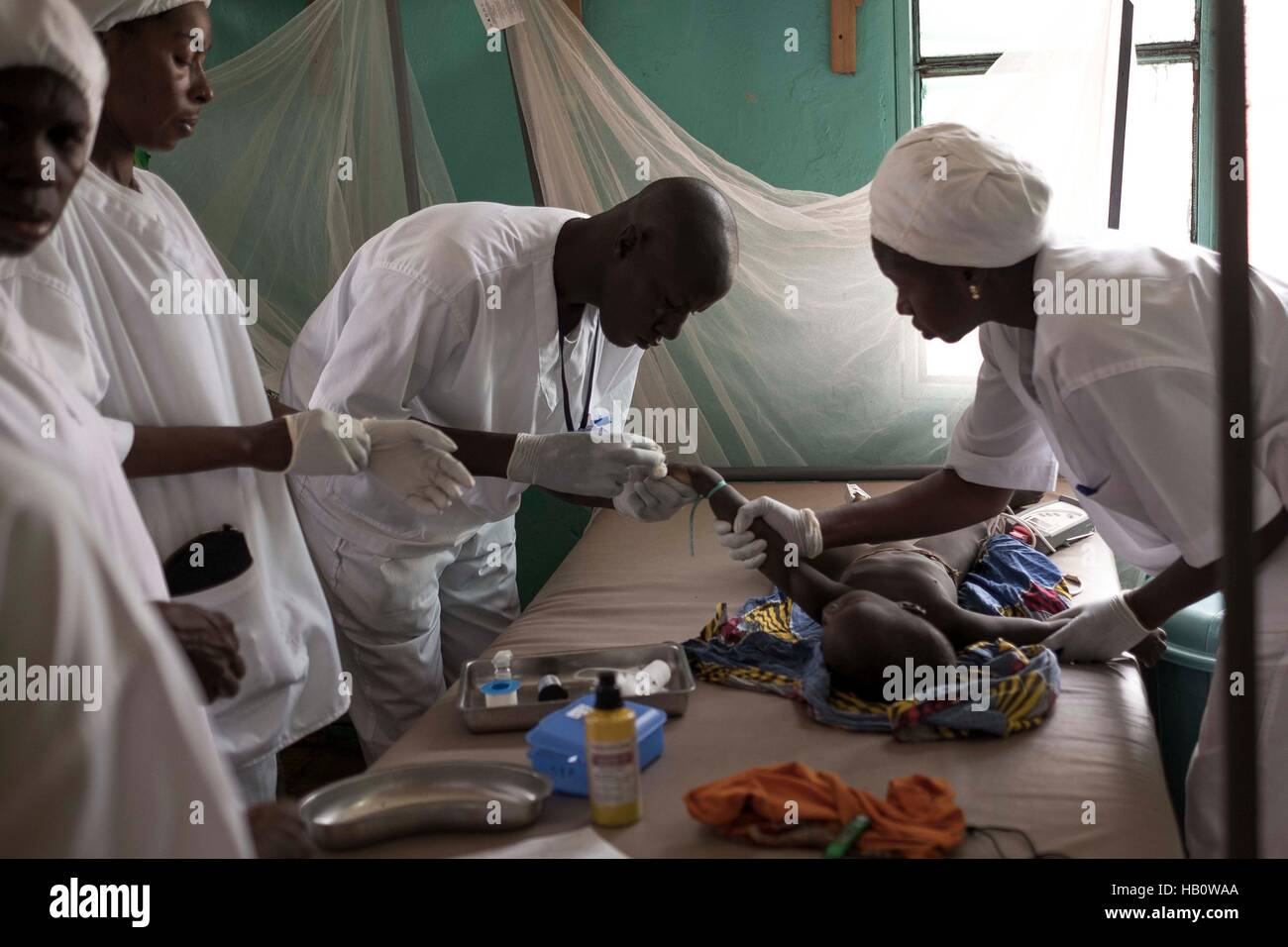 DIOILA - MALI: Medici curare un bambino che soffre di malnutrizione e malaria a intensivo unità nutrizionale dell'ospedale Dioila il 7 novembre 2 Foto Stock