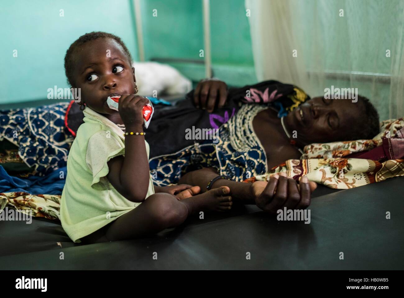 DIOILA - MALI: un bambino mangia plumpy dado complemento nutrizionale per trattare la malnutrizione a intensivo unità nutrizionale dell'ospedale Dioila su Novem Foto Stock