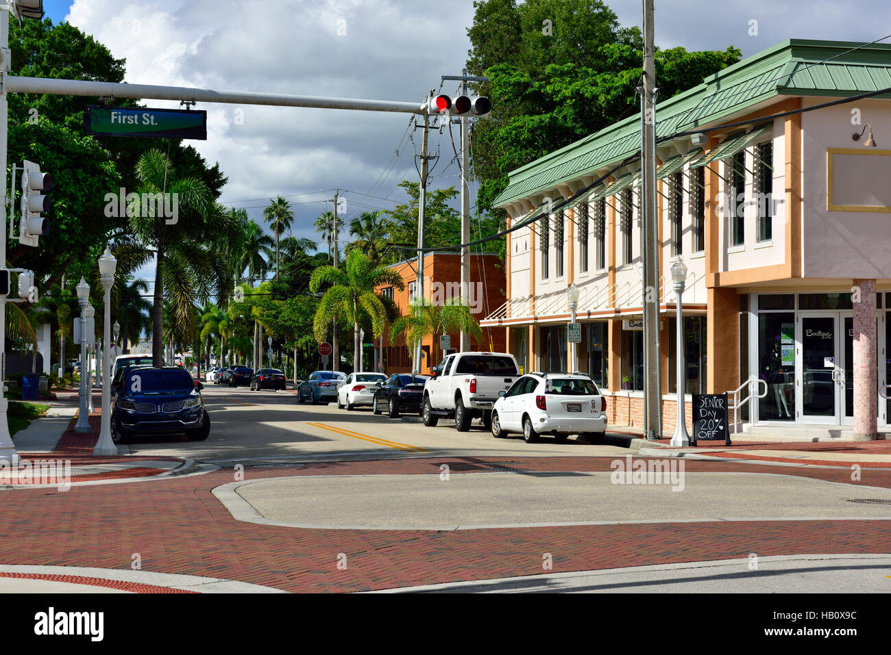 Pavimentato in mattoni di strade e di marciapiedi nel centro di Fort Myers, Florida con negozi, uffici, parcheggio, alberi Foto Stock