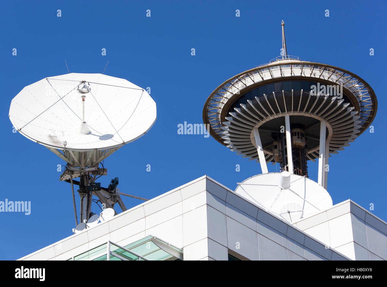 La vista urbano di antenne paraboliche per la ricezione satellitare e la torre dietro a Seattle (Washington). Foto Stock
