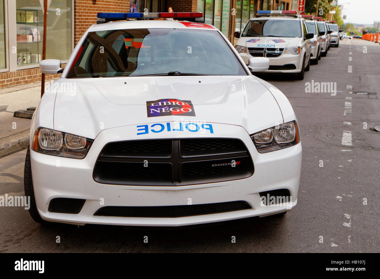 Una macchina della polizia parcheggiata su Ste-Catherine street nel centro di Montreal Foto Stock