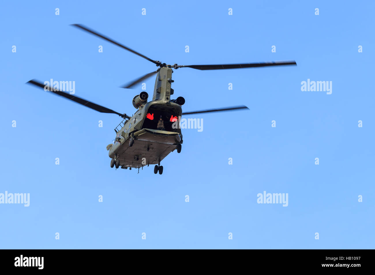 Il Ch-47 elicottero Chinook con equipaggio nella parte posteriore che ondeggia con big red mani a S Foto Stock