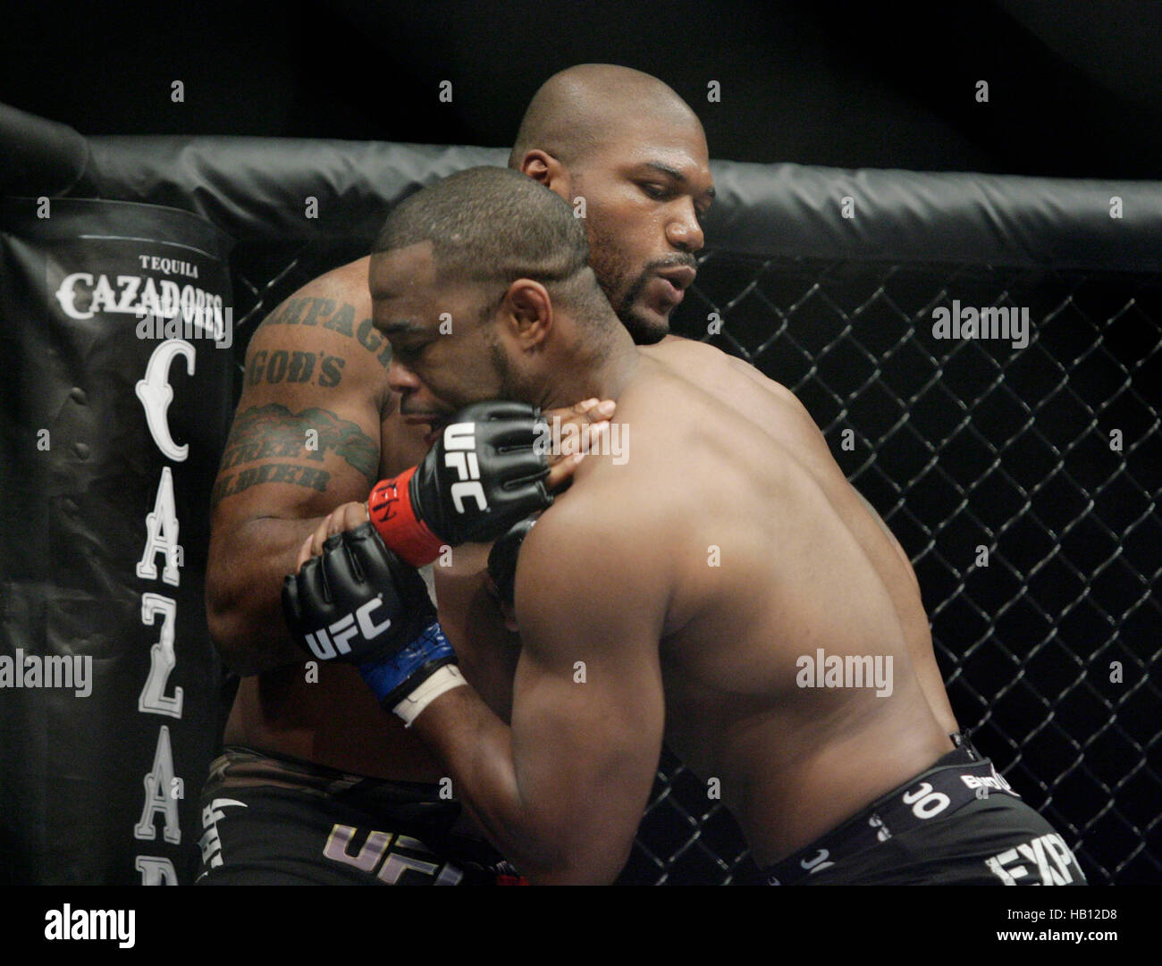 UFC fighter Quinton 'Rampage' Jackson, top, combatte contro Rashad Evans presso UFC 114 il 29 maggio 2010 a Las Vegas, Nevada. Foto di Francesco Specker Foto Stock