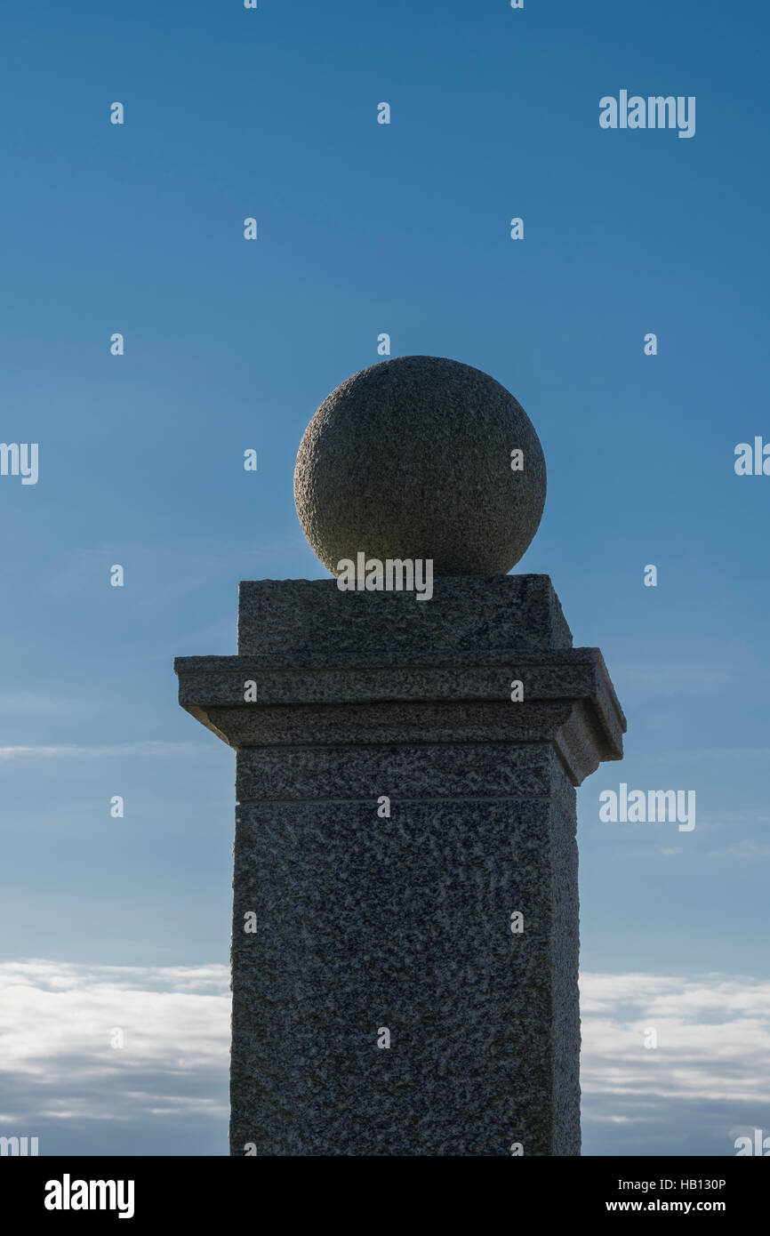 Pietre monumentali pilastri cancello set contro il cielo blu - come possibile metafora di isolazionismo / / isolazionista isolato. Foto Stock