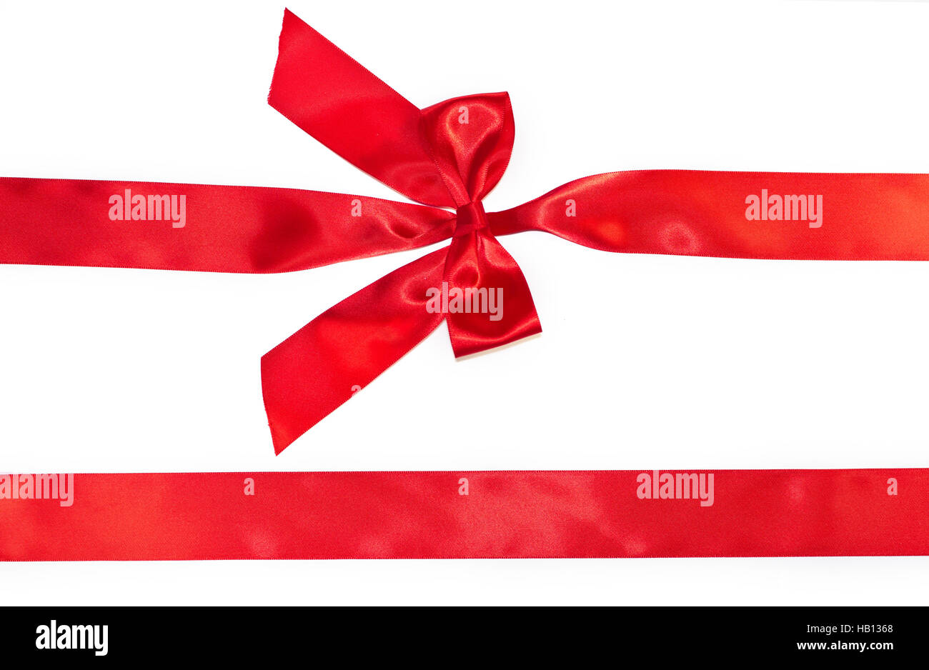 Rosso orizzontale Dono nastri e lussuose bow isolati su sfondo bianco Foto Stock