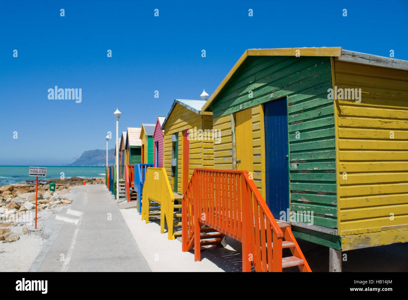 La spiaggia di capanne di Muizenberg presso il St James Beach, Città del Capo. Foto Stock