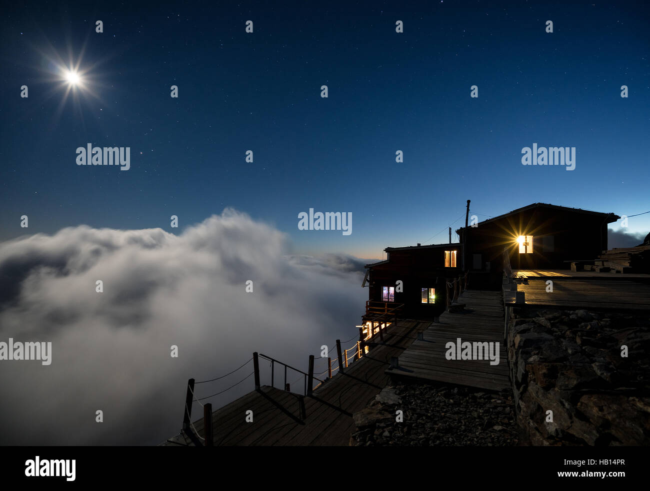 Gnifetti rifugio di notte, Monte Rosa imponenti montagne, Alpi, Italia, Europa, UE Foto Stock