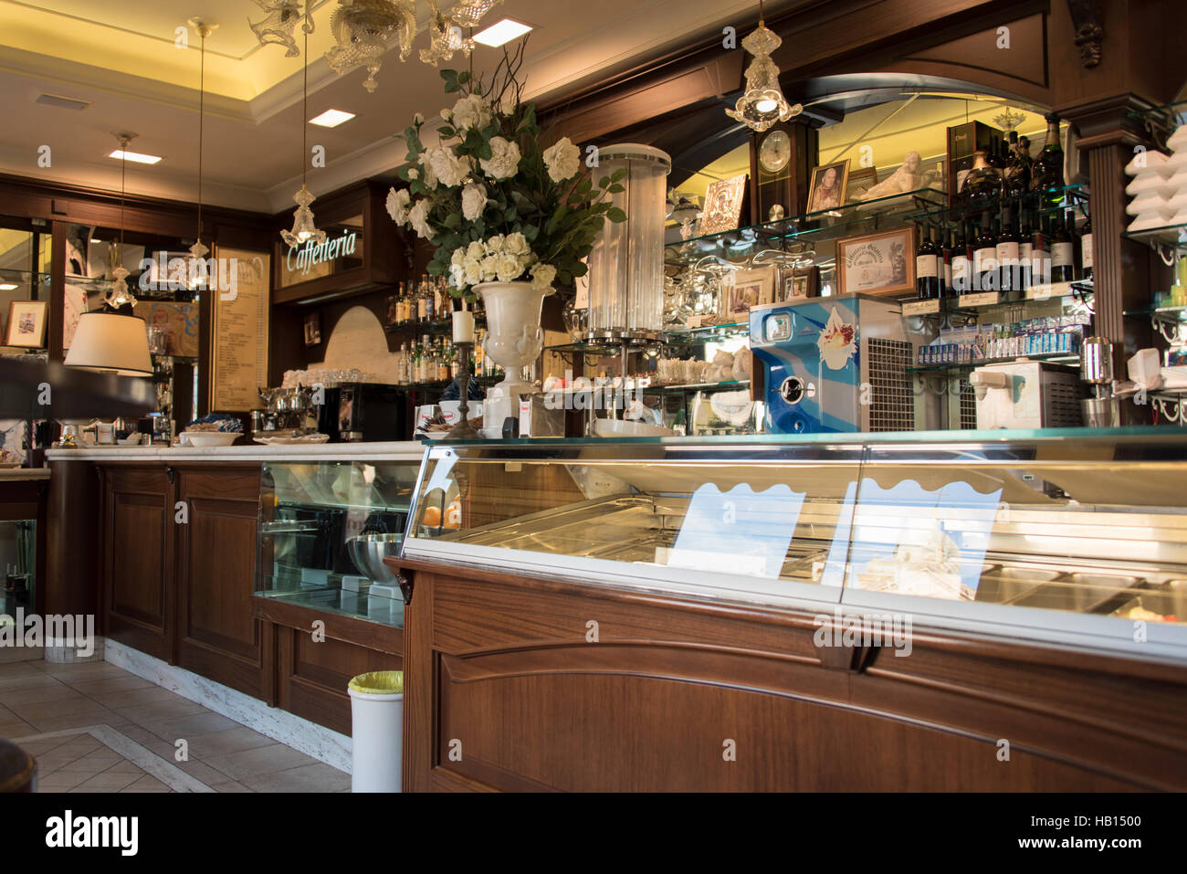 Immagine interno di una gelateria e caffetteria nell'antica città murata di Servigliano Foto Stock