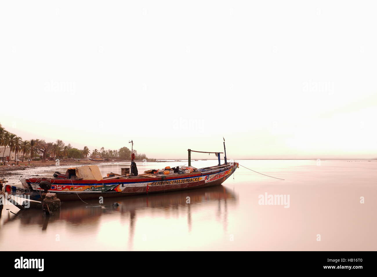 Ziguinchor, Senegal-April 16, 2014: navi in legno la pesca e la vela su e giù per il fiume Casamance ancoraggio sul dock per una notte ormeggiati Foto Stock