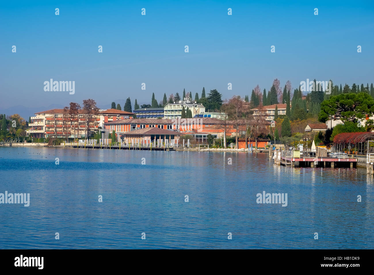Sunny View del centro di Sirmione, con spa e terme di edifici e il lago di Garda in primo piano. Foto Stock