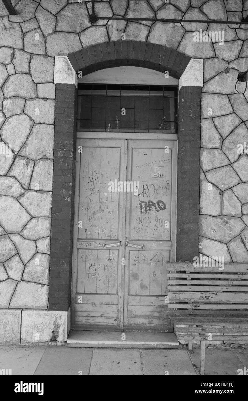 Esplorazione urbana alla stazione ferroviaria abbandonata Foto Stock