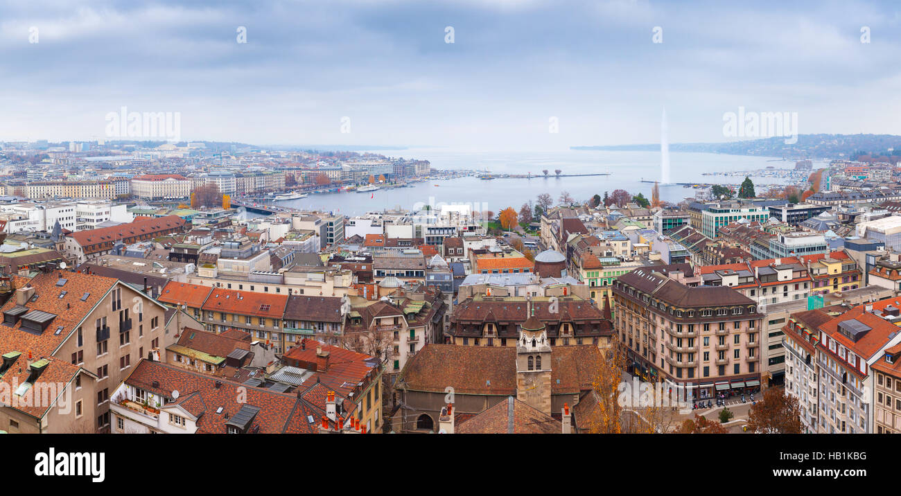Città di Ginevra, Svizzera. Paesaggio urbano panoramica della vecchia area centrale e il Lago di Ginevra, foto scattata da St. Pierre punto di vista cattedrale Foto Stock