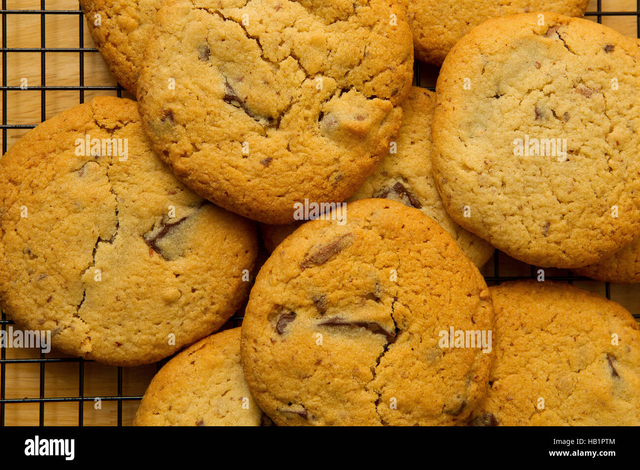 Burro di arachidi e cioccolato doppia cookies raffreddare su una griglia Foto Stock