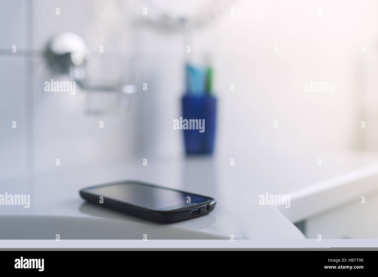 Lo smartphone nel bagno Foto Stock