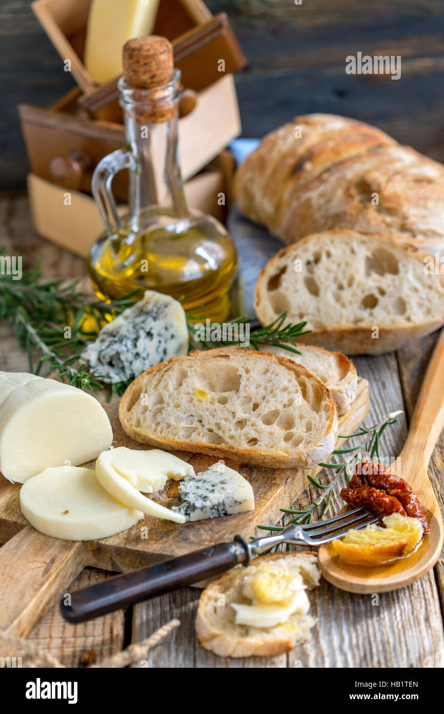Il pane fatto in casa, formaggio e olio di oliva. Foto Stock
