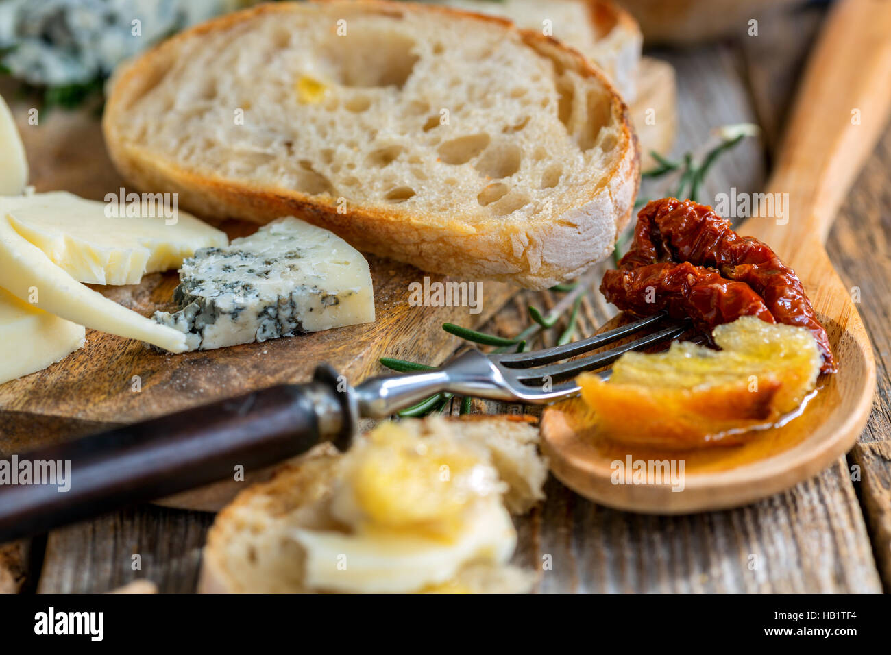 Formaggio, olio d'oliva con pane fresco closeup. Foto Stock