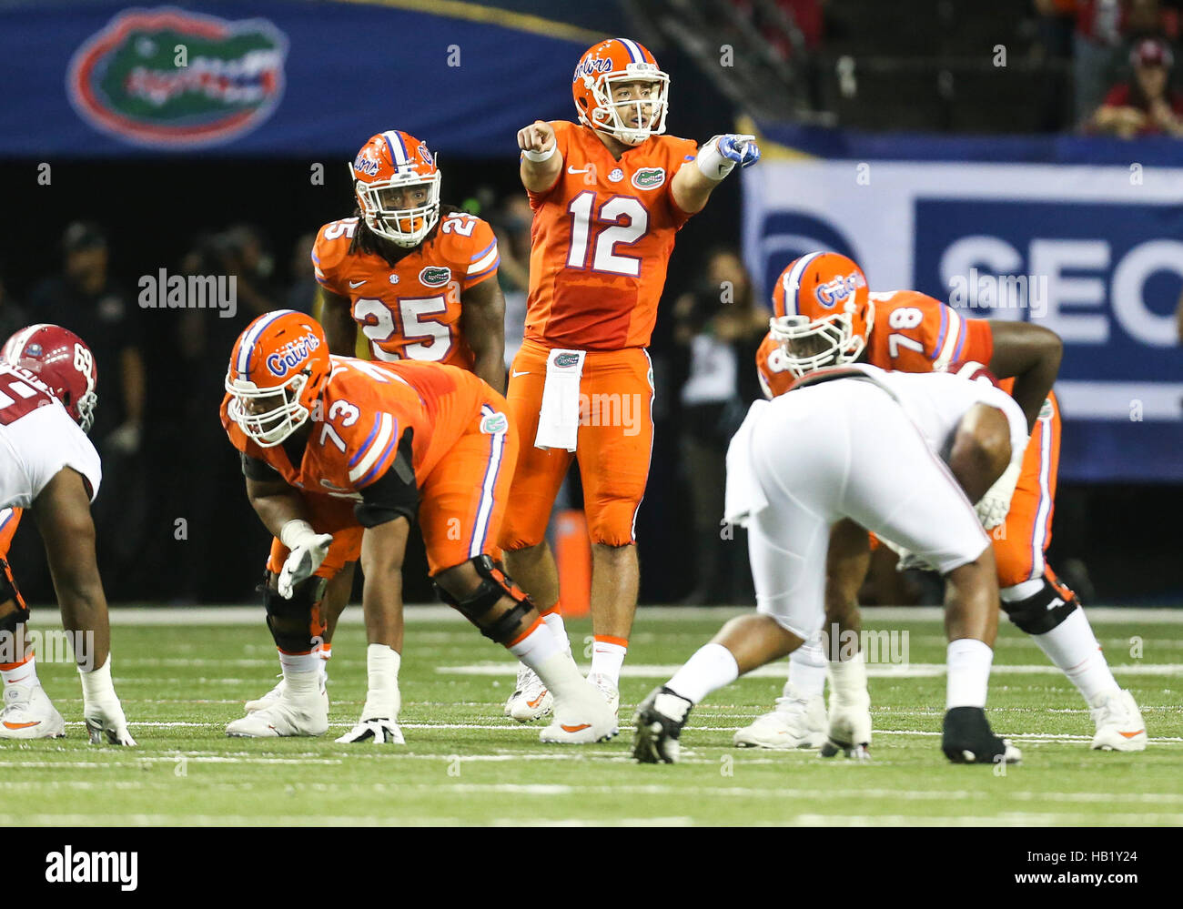 Atlanta, Florida, Stati Uniti d'America. 3 dicembre, 2016. MONICA HERNDON | Orari.Florida Gators quarterback Austin Appleby (12) chiama svolge durante il primo trimestre del SEC campionato contro Alabama Crimson Tide presso il Georgia Dome sabato 3 dicembre 2016 in Atlanta, Georgia. © Monica Herndon/Tampa Bay volte/ZUMA filo/Alamy Live News Foto Stock