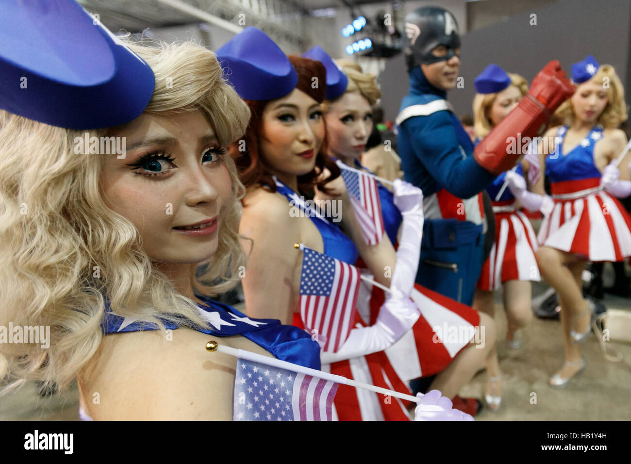 Tokyo, Giappone. 3 dicembre, 2016. Cosplayers posano per una fotografia durante il Tokyo Comic Con a Makuhari Messe International Exhibition Hall il 3 dicembre 2016 a Tokyo, in Giappone. Tokyo il fumetto con è parte del San Diego Comic-Con evento internazionale e si terrà per la prima volta in Giappone dal 2 dicembre al 4, 2016. Credito: Rodrigo Reyes Marin/AFLO/Alamy Live News Foto Stock