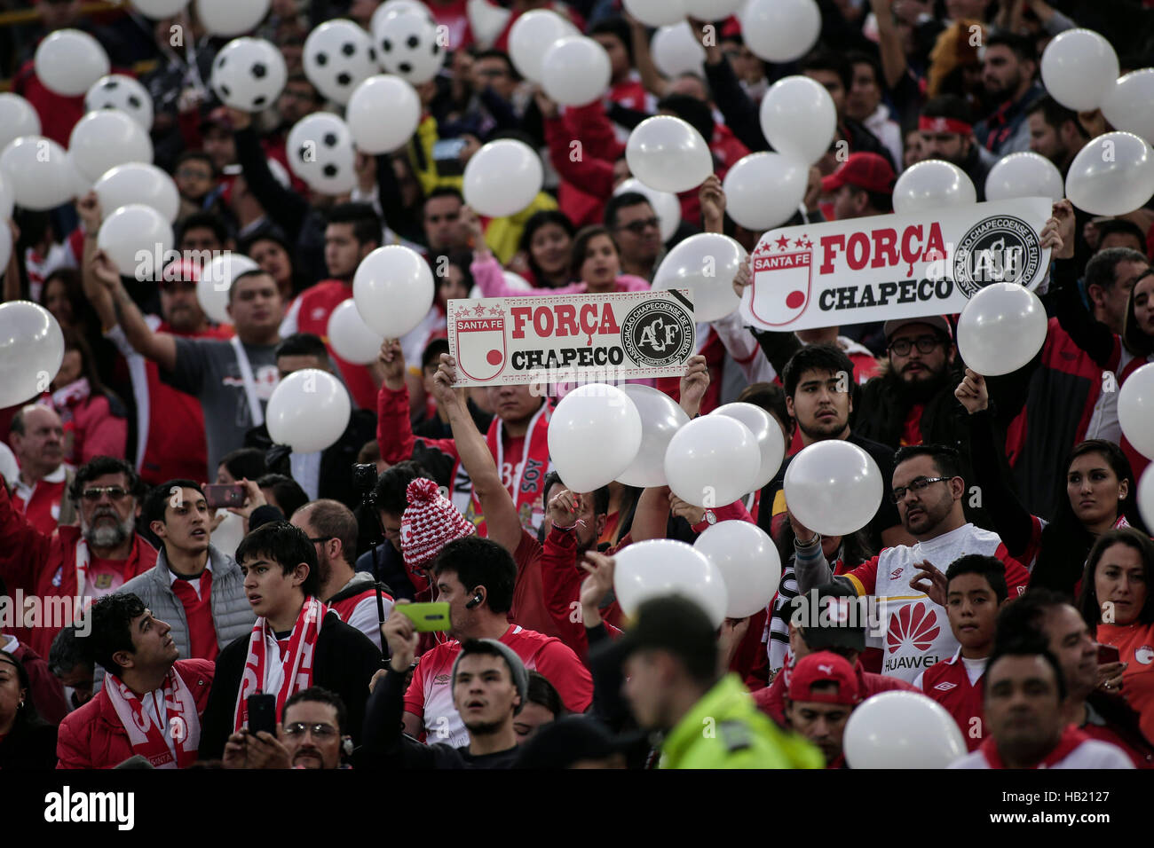 Bogotà, Colombia. 3 dicembre, 2016. I fan del calcio colombiano team Independiente Santa Fe tenere gli striscioni in onore del calcio brasiliano Chapecoense team, prima della sua partita contro l'Independiente Medellin, all'Nemesio Camacho El Campin Stadium di Bogotà, Colombia, il 3 dicembre, 2016. Quasi tutta la squadra di Chapecoense è stato ucciso in un incidente aereo di giorni fa in Colombia. © Jhon Paz/Xinhua/Alamy Live News Foto Stock