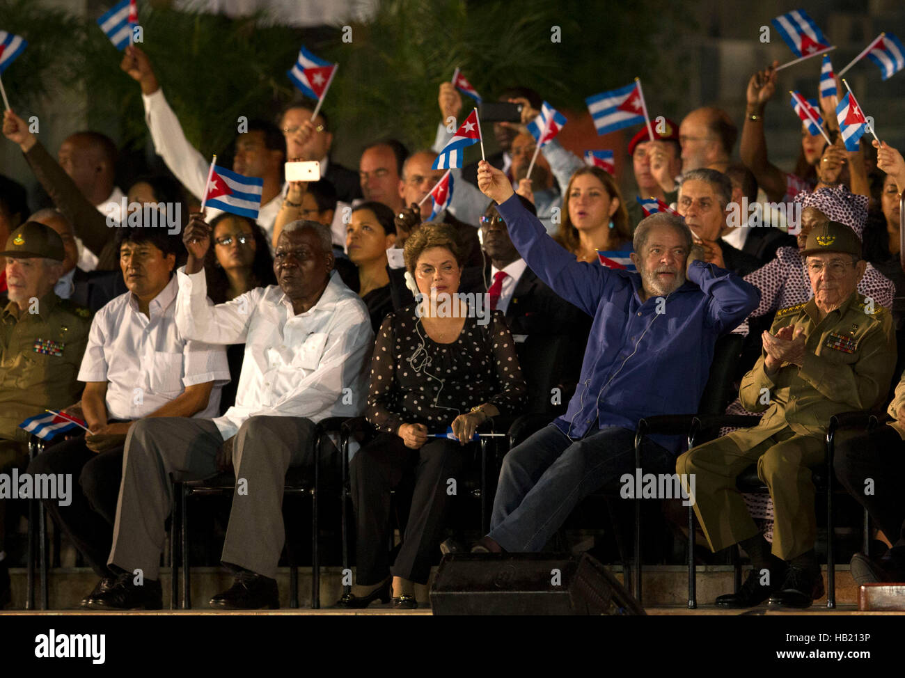 Santiago de Cuba, Cuba. 3 dicembre, 2016. Bolivia il Presidente Evo Morales (2 L), ex presidenti brasiliano Dilma Rousseff (4 L) e Luiz Inacio Lula da Silva (2R), e il Presidente cubano Raul Castro (R), prendere parte ad una messa in rally per rendere omaggio al rivoluzionario cubano leader Fidel Castro presso la Piazza della Rivoluzione a Santiago de Cuba, Cuba, il 3 dicembre, 2016. Le ceneri del rivoluzionario cubano leader, Fidel Castro, siamo arrivati sabato a Santiago de Cuba, dove egli sarà messo a riposare in il cimitero di Santa Ifigenia di domenica. Credito: David de la Paz/Xinhua/Alamy Live News Foto Stock