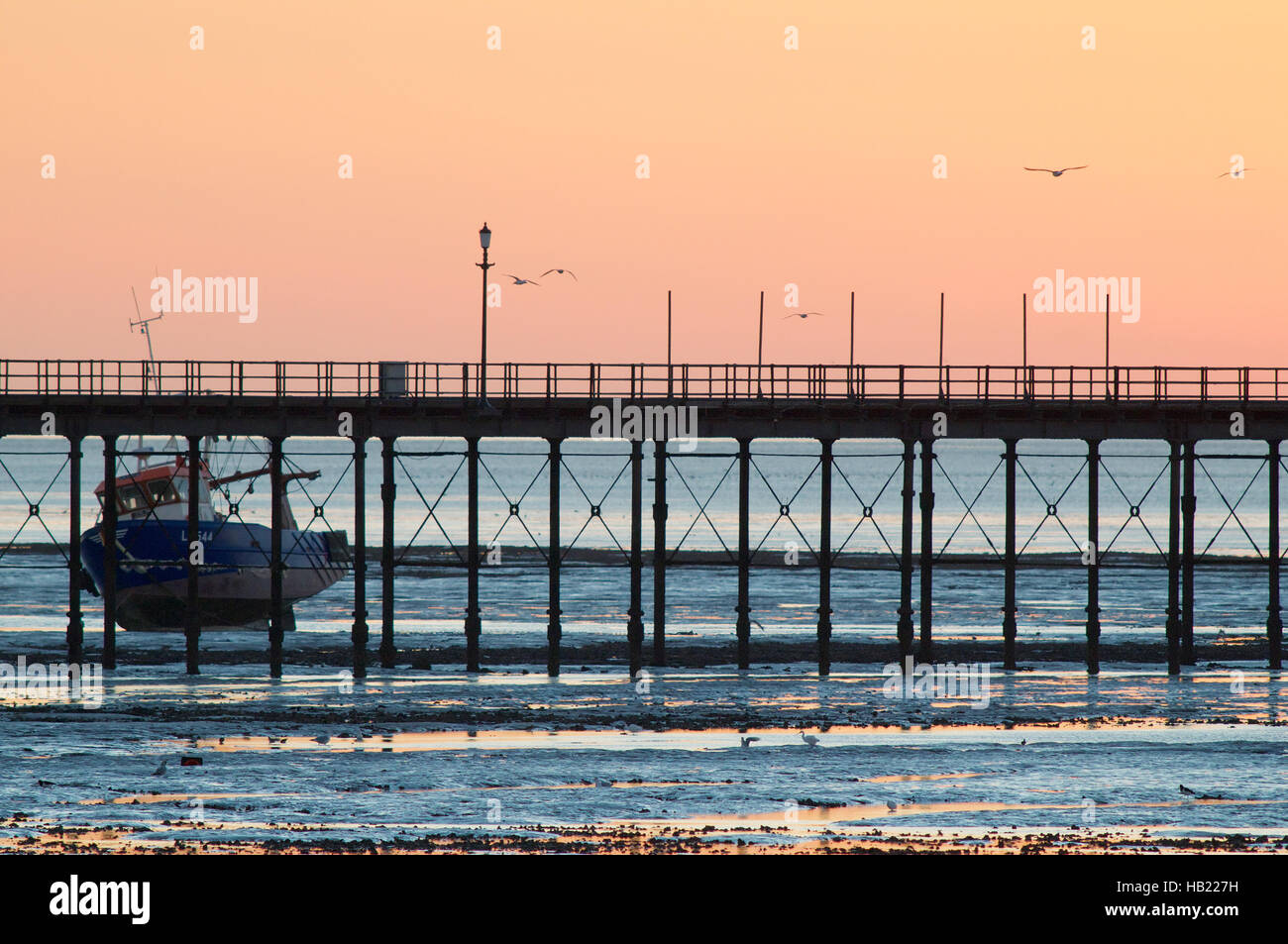 Southend-on-Sea, Essex, Regno Unito. Il 4 dicembre 2016. Regno Unito: Meteo Il sole sorge su una molto fredda mattina - vista guardando verso il molo di Southend Credit: Ben rettore/Alamy Live News Foto Stock