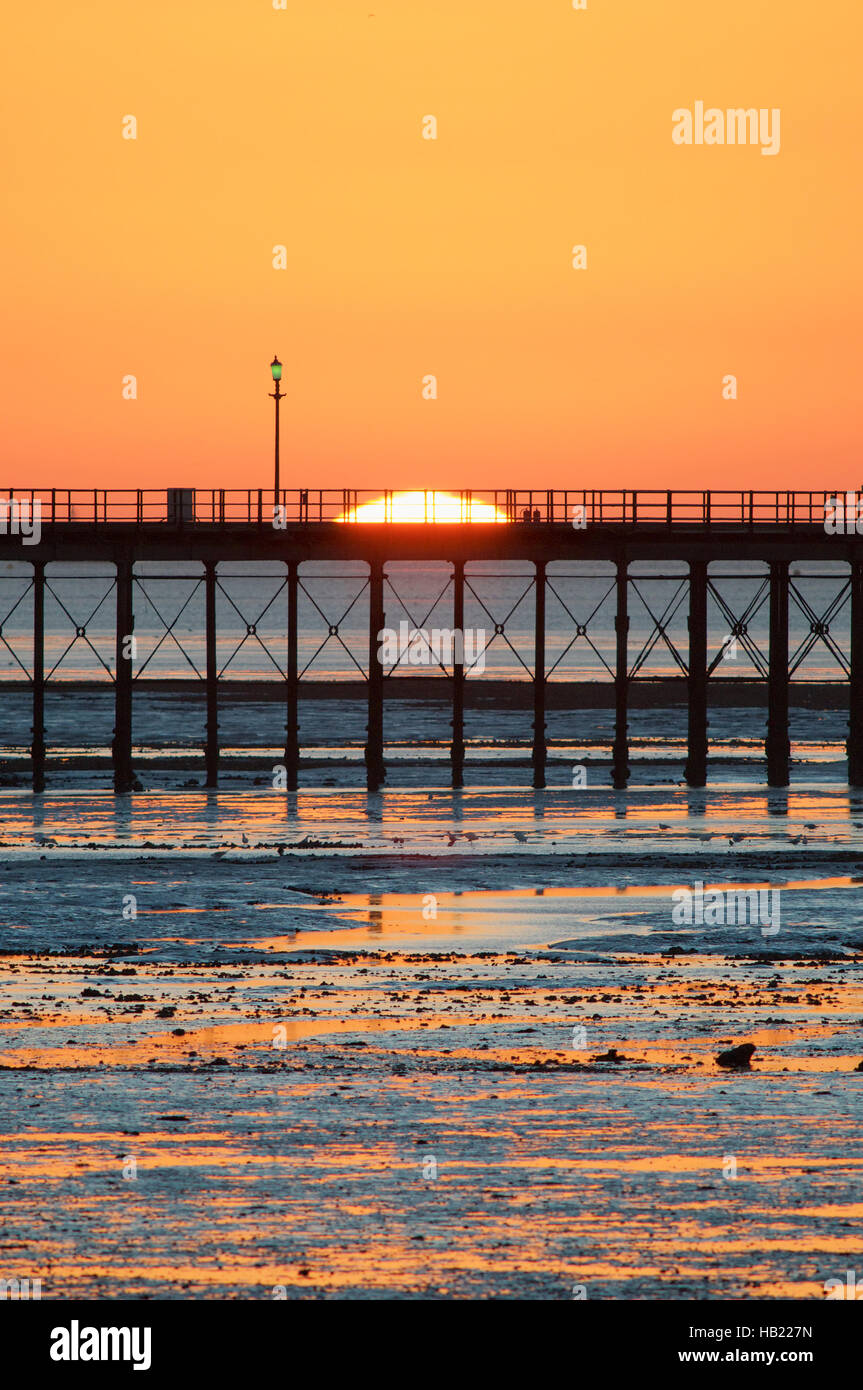 Southend-on-Sea, Essex, Regno Unito. Il 4 dicembre 2016. Regno Unito: Meteo Il sole sorge su una molto fredda mattina - vista guardando verso il molo di Southend Credit: Ben rettore/Alamy Live News Foto Stock