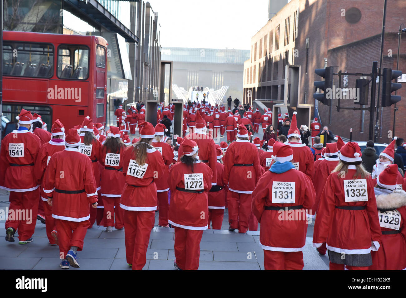 La Cattedrale di St Paul, Londra, Regno Unito. Il 4 dicembre 2016. Santa nella città di carità della fun run Santa gestito attraverso la città di Londra. Foto Stock