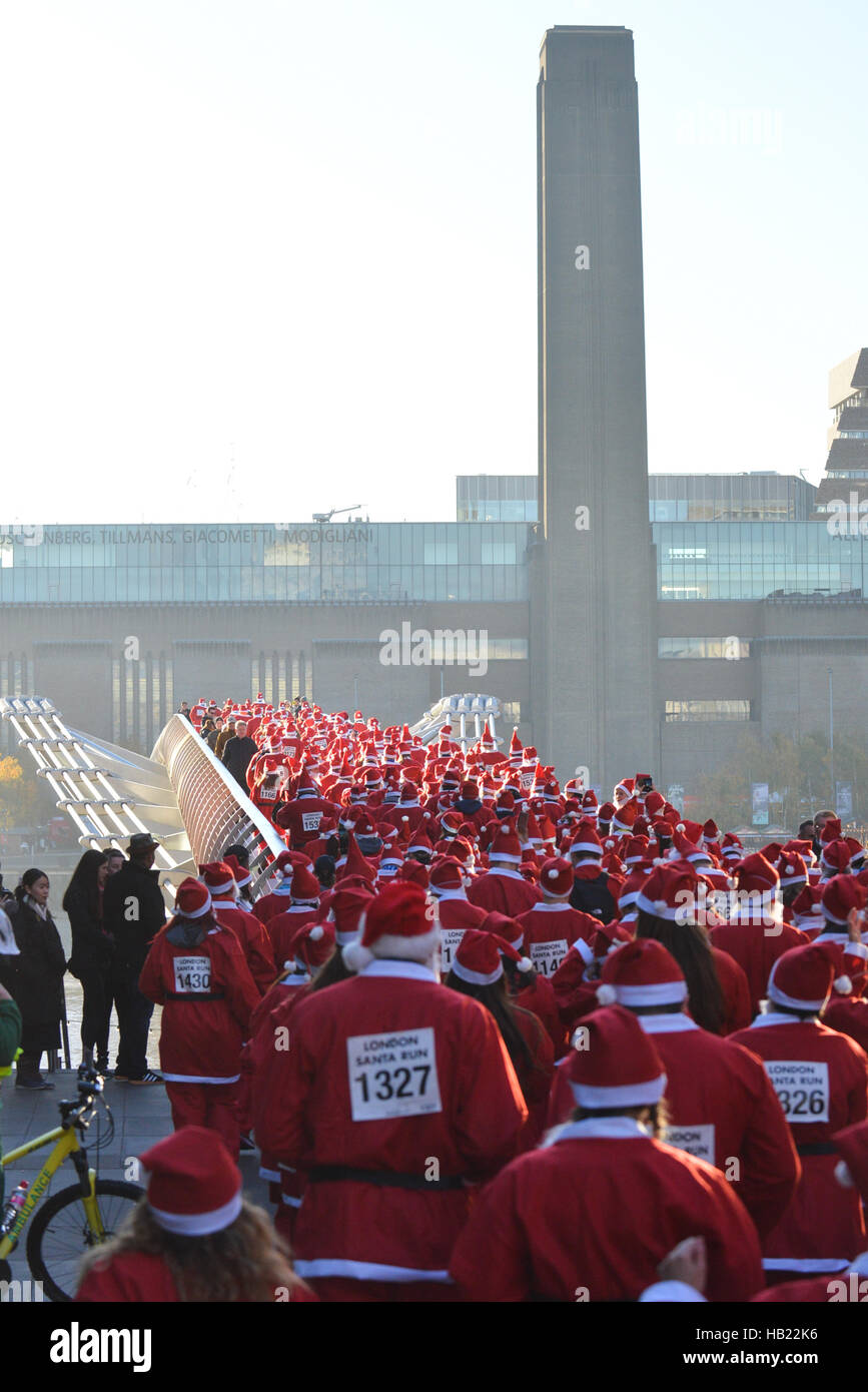 La Cattedrale di St Paul, Londra, Regno Unito. Il 4 dicembre 2016. Santa nella città di carità della fun run Santa gestito attraverso la città di Londra. Foto Stock