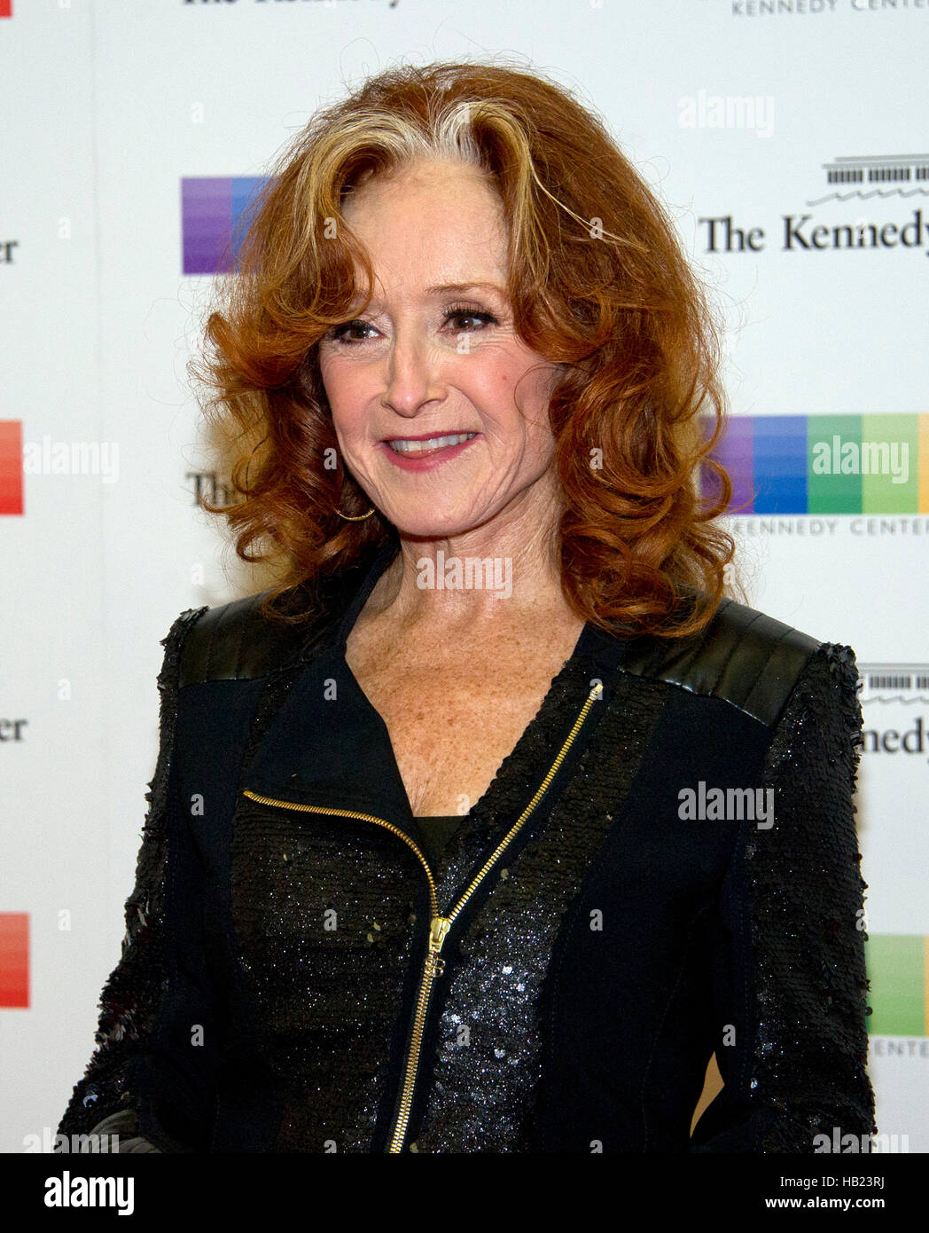 Washington DC, Stati Uniti d'America. 3 dicembre, 2016. Bonnie Raitt arriva per la formale dell'artista la cena in onore di destinatari del 39th annuale di Kennedy Center Honors ospitato dal Segretario di Stato statunitense John F. Kerry presso l'U.S. Il Dipartimento di Stato a Washington, DC il Sabato 3 dicembre, 2016. Il 2016 honorees sono: pianista argentina Martha Argerich; rock band The Eagles; schermo e attore di scena Al Pacino; vangelo e cantante di blues Mavis Staples; e musicista James Taylor. Credito: MediaPunch Inc/Alamy Live News Foto Stock