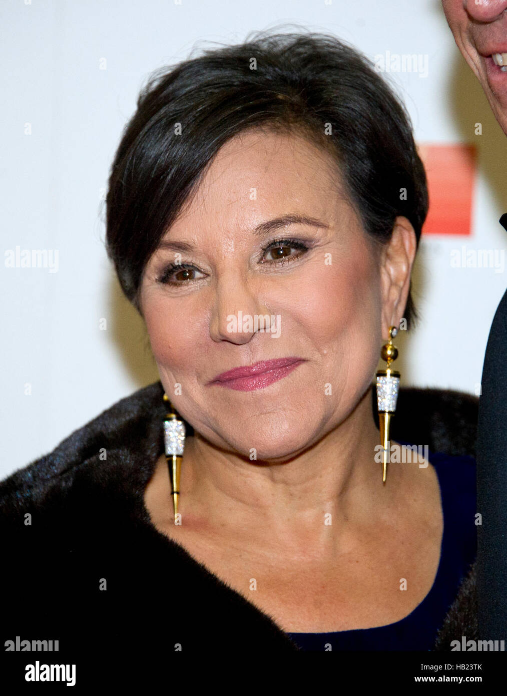 Washington DC, Stati Uniti d'America. 3 dicembre, 2016. Stati Uniti Segretario di Commercio Penny Pritzker arriva per la formale dell'artista la cena in onore di destinatari del 39th annuale di Kennedy Center Honors ospitato dal Segretario di Stato statunitense John F. Kerry presso l'U.S. Il Dipartimento di Stato a Washington, DC il Sabato 3 dicembre, 2016. Il 2016 honorees sono: pianista argentina Martha Argerich; rock band The Eagles; schermo e attore di scena Al Pacino; vangelo e cantante di blues Mavis Staples; e musicista James Taylor. Credito: MediaPunch Inc/Alamy Live News Foto Stock