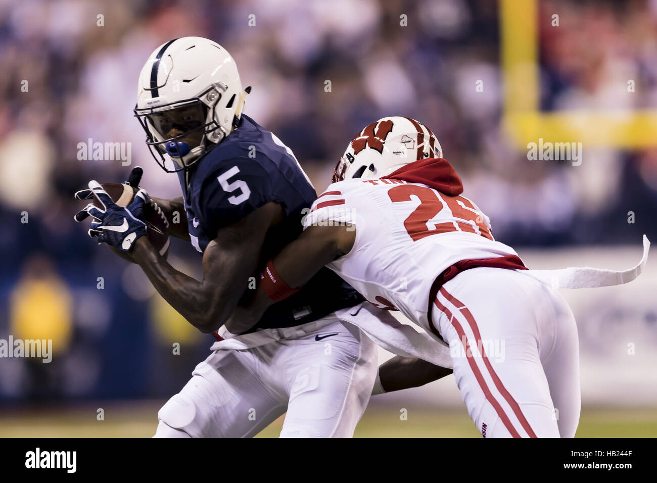 Indianapolis, Indiana, Stati Uniti d'America. 3 dicembre, 2016. 3 dicembre 2016 - Indianapolis, Indiana - Penn State Nittany Lions wide receiver DaeSean Hamilton (5) effettua una cattura e viene colpito dal Wisconsin Badgers cornerback Derrick Tindal (25) nella seconda metà durante il Grande dieci partita di campionato tra la Penn State Nittany Lions e Wisconsin Badgers a Lucas Oil Stadium. © Scott Taetsch/ZUMA filo/Alamy Live News Foto Stock