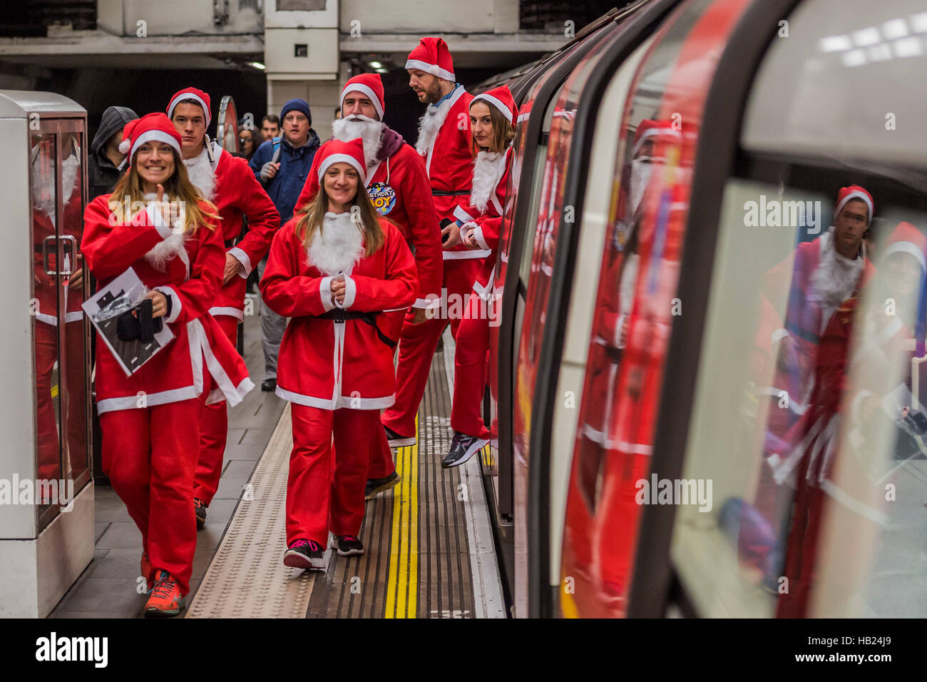 Londra, Regno Unito. 4° dic, 2016. I partecipanti arrivano da tubo - Thosuands dei corridori di tutte le età in santa tute e altri costumi di Natale runaround Clapham Common per Great Ormond Street Hospital e per il divertimento. Credito: Guy Bell/Alamy Live News Foto Stock