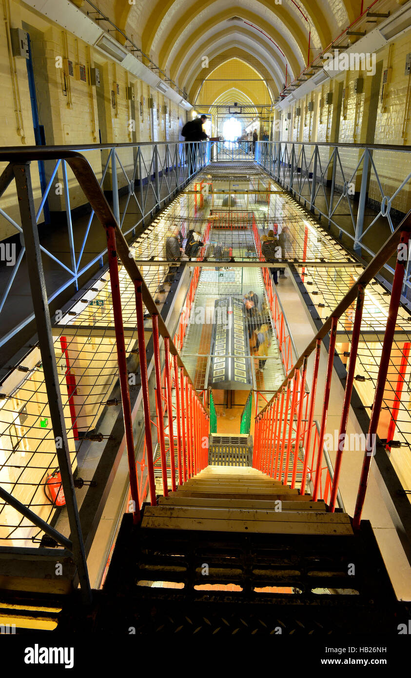 Reading, Berkshire, Regno Unito. 4° dic, 2016. Chiusa oggi per l'ultima volta per i visitatori di approfondire la storia scura di Victorian la vita in carcere con le visite guidate è stata victorian County Jail aperto nel 1844 un elevato è stato il clou sarà la visita di Oscar Wilde della cella dove il suo penultimo lavoro, De Profundis, è stato scritto e che ha ispirato la sua famosa ballata del carcere di lettura. Un nuovo importante progetto di Artangel.di importanti artisti, musicisti e scrittori di rispondere al lavoro della prigione più famoso detenuto Oscar Wilde, Credito: Gary Blake/Alamy Live News Foto Stock
