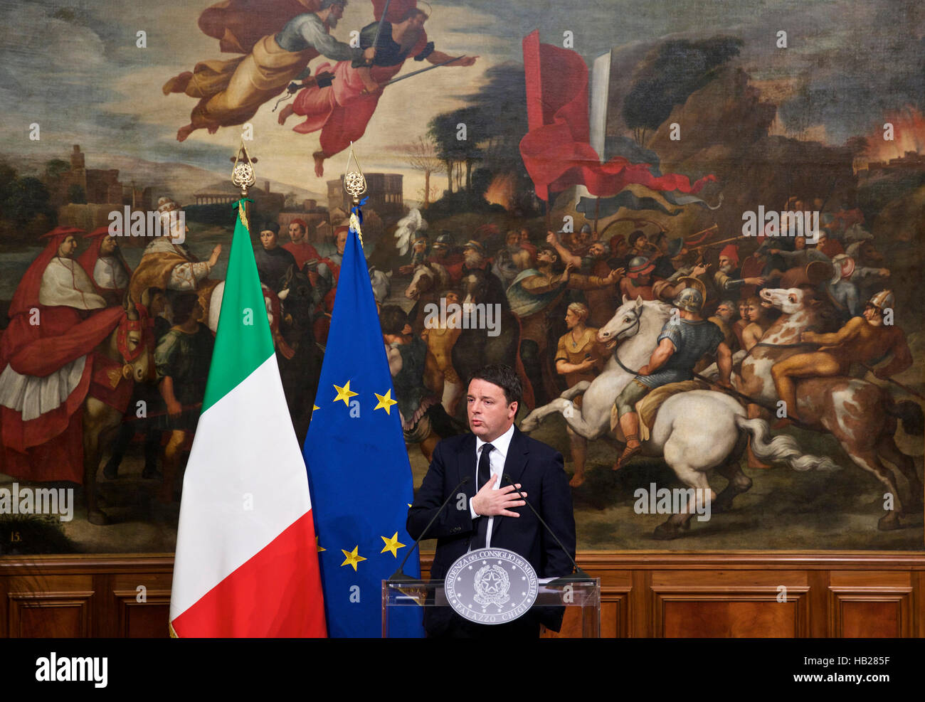 Roma. 5 Dic, 2016. Primo Ministro italiano Matteo Renzi parla durante una conferenza stampa a Roma nel Dicembre 5, 2016. Matteo Renzi su inizio lunedì ha annunciato dimissioni, come uscire sondaggi hanno mostrato la domenica referendum contrari alle riforme costituzionali. Credito: Jin Yu/Xinhua/Alamy Live News Foto Stock