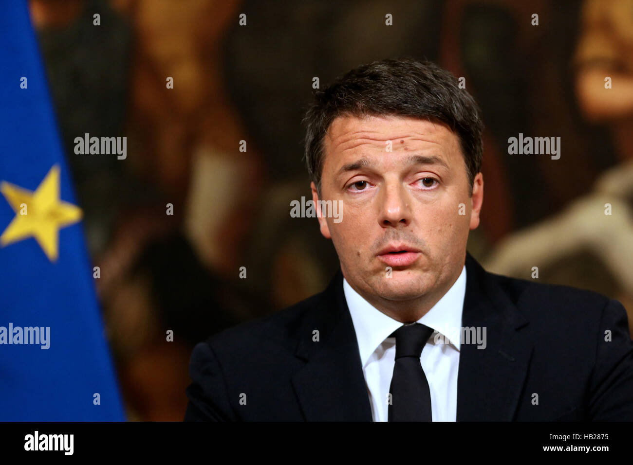 Roma. 5 Dic, 2016. Primo Ministro italiano Matteo Renzi parla durante una conferenza stampa a Roma nel Dicembre 5, 2016. Matteo Renzi su inizio lunedì ha annunciato dimissioni, come uscire sondaggi hanno mostrato la domenica referendum contrari alle riforme costituzionali. Credito: Jin Yu/Xinhua/Alamy Live News Foto Stock