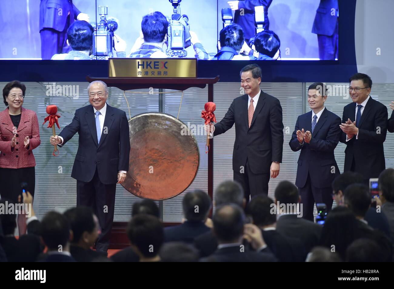 Hong Kong, Cina. 5 Dic, 2016. Leung Chun-ying (terza R), chief executive della regione amministrativa speciale di Hong Kong e di Hong Kong di scambi e di cancellazione del Presidente Chow Chung-kong (2 L) congiuntamente battere il gong per segnare il lancio del Shenzhen-Hong Kong Stock a collegare il secondo collegamento tra la navigazione e Hong Kong bourses, a Hong Kong, Cina del sud, Dicembre 5, 2016. © Wang Shen/Xinhua/Alamy Live News Foto Stock