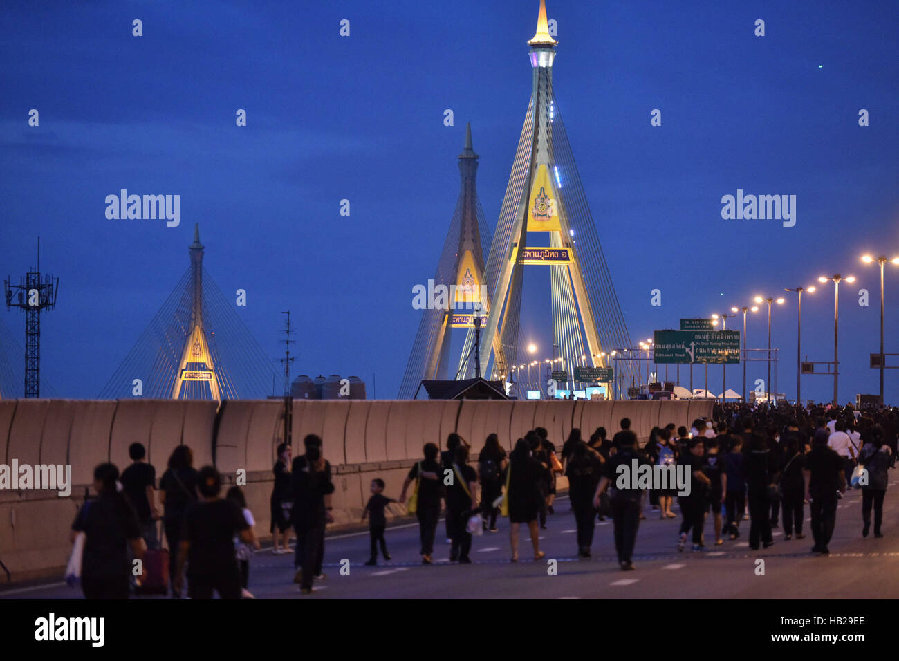 Bangkok, Tailandia. 5 Dic, 2016. Ben wishers fanno la loro strada prima dell'alba per frequentare un merito-making cerimonia per il defunto Re Bhumibol Adulyadej a Bangkok, Thailandia, Dicembre 5, 2016. Oltre ventimila persone si sono riunite a Bangkok è Bhumibol ponte per frequentare un merito-making cerimonia di 89esimo compleanno anniversario della Thailandia del compianto Re Bhumibol Adulyadej il lunedì mattina. Credito: Li Mangmang/Xinhua/Alamy Live News Foto Stock