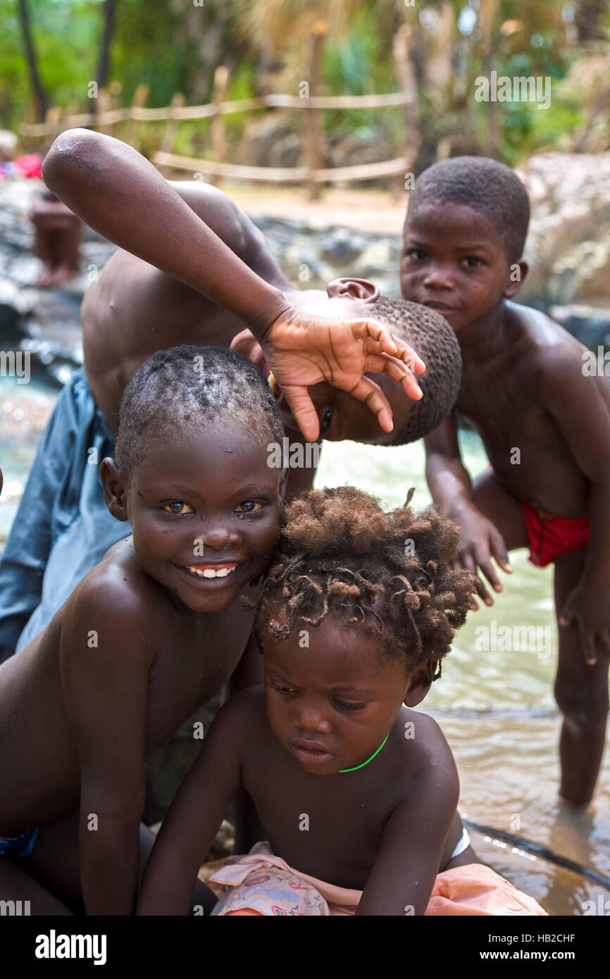 Himba bambini divertirsi nel fiume a Epupa Falls river, Namibia Foto Stock