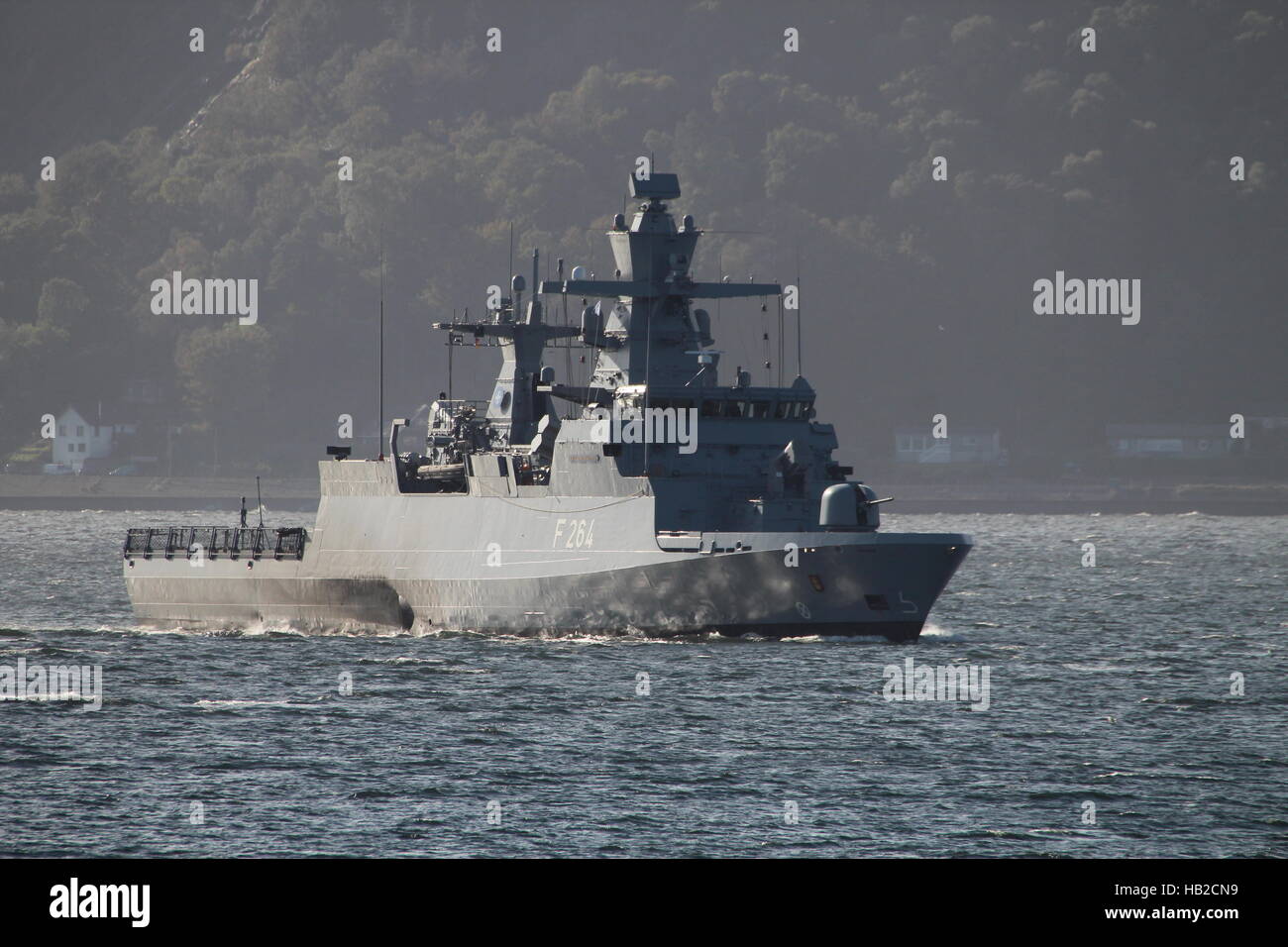 FGS Ludwigshafen am Rhein (F264), a Braunschweig-classe Corvette della marina tedesca, arrivando per esercitare congiuntamente il guerriero 16-2. Foto Stock