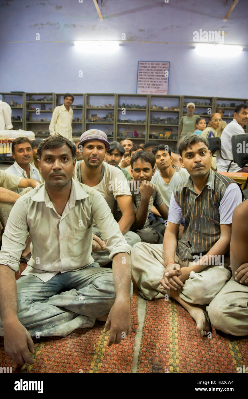 AGRA, INDIA, 19 Luglio: gruppo di Indiani gli uomini lavoratori che lavorano per la Tara organizzazione di commercio equo e solidale in Agra, seduti e in attesa di ricevere la loro annuale medica Foto Stock