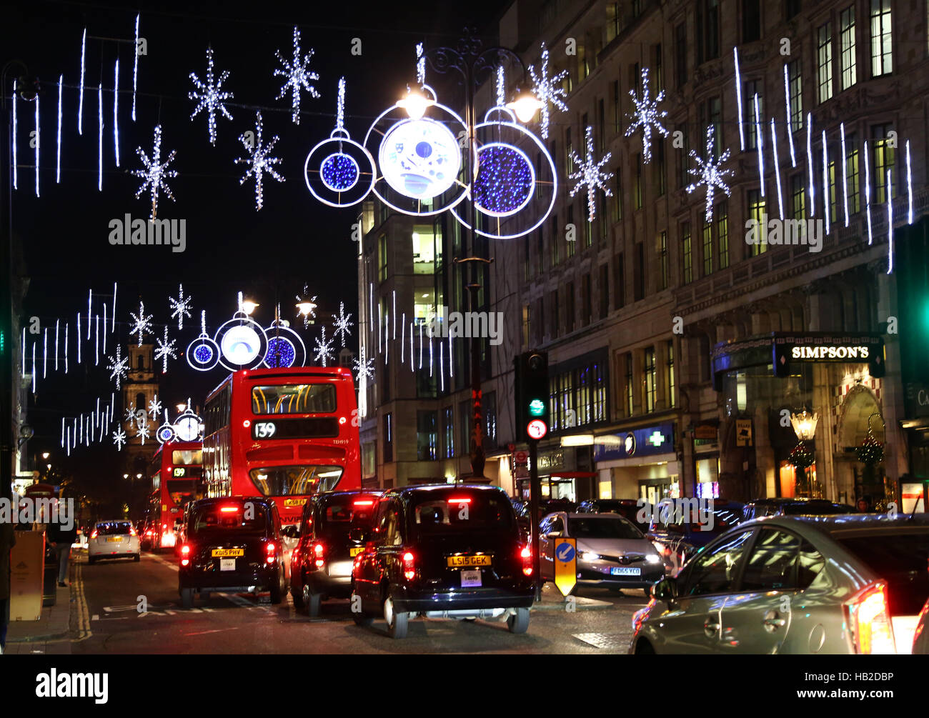 Le decorazioni di Natale e le luci del trefolo a Londra, Inghilterra Foto Stock