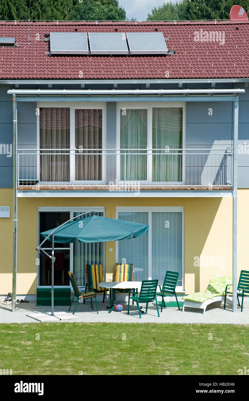 Terrazza casa con riscaldamento solare sul tetto, balcone e terrazza Foto Stock