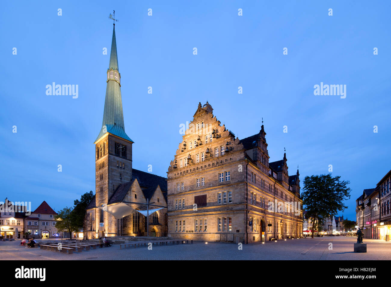 Casa di nozze dal 1617, festa comunale e celebrazione centro mercato, Chiesa di San Nicolai, crepuscolo, Weser Renaissance Foto Stock